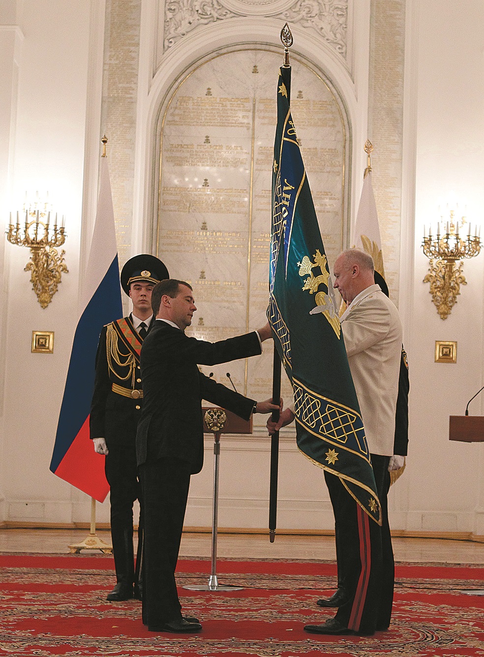 Церемония вручения знамени Следственного комитета Российской Федерации